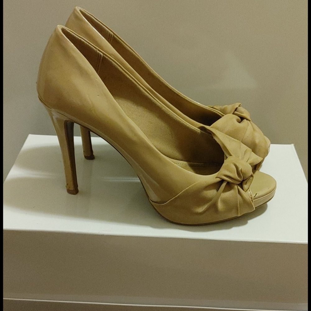 Tan heels - Picture 2 of 4
